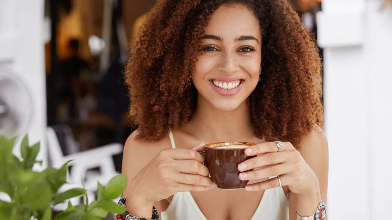 mulher tomando cafe - Top 7 cafés que ainda são de verdade (provados e avaliados)
