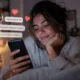namoro mulher celular - Love bombing 2.0: como os apps de namoro com IA tornaram esse golpe emocional mais difícil de perceber