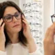 oculos contraste - Alguns óculos deixam o rosto mais cansado e mais velho: descubra o motivo por trás disso e como reverter esse efeito na escolha da armação