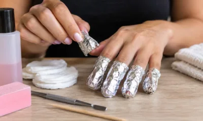 papel aluminio unhas - Por que tanta gente embrulha o dedo com papel alumínio para tirar o gel: entenda o truque e veja o passo a passo certo