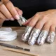 papel aluminio unhas - Por que tanta gente embrulha o dedo com papel alumínio para tirar o gel: entenda o truque e veja o passo a passo certo