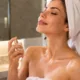 perfume mulher - 5 perfumes intensos que grudam na roupa, na pele e não adianta nem tomar banho!