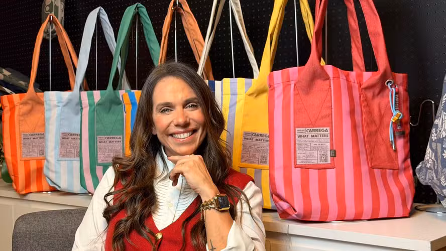 roberta negrini carrega - Bolsa feita por mulheres presas em SP ganha loja própria: conheça a marca que transforma pet reciclado em moda com propósito
