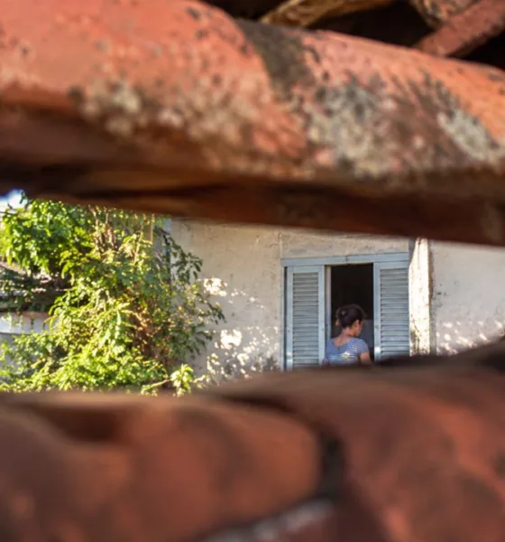 sonho telhado - Sonhar com telha e ver o vizinho por uma fresta revela mais sobre você do que sobre quem está do outro lado