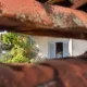 sonho telhado - Sonhar com telha e ver o vizinho por uma fresta revela mais sobre você do que sobre quem está do outro lado