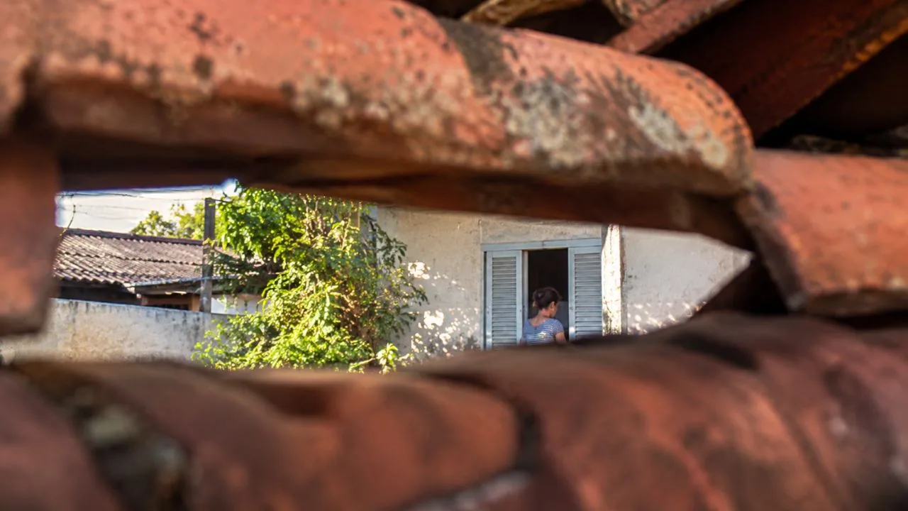 sonho telhado - Sonhar com telha e ver o vizinho por uma fresta revela mais sobre você do que sobre quem está do outro lado