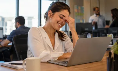 sorriso mulher trabalho - Fadiga de sorrir vira sintoma frequente em escritórios: veja por que sustentar simpatia constante drena a mente e esgota a energia