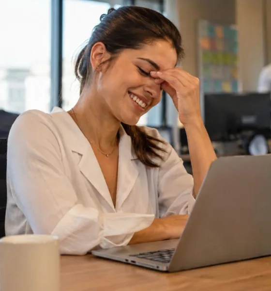 sorriso mulher trabalho - Fadiga de sorrir vira sintoma frequente em escritórios: veja por que sustentar simpatia constante drena a mente e esgota a energia