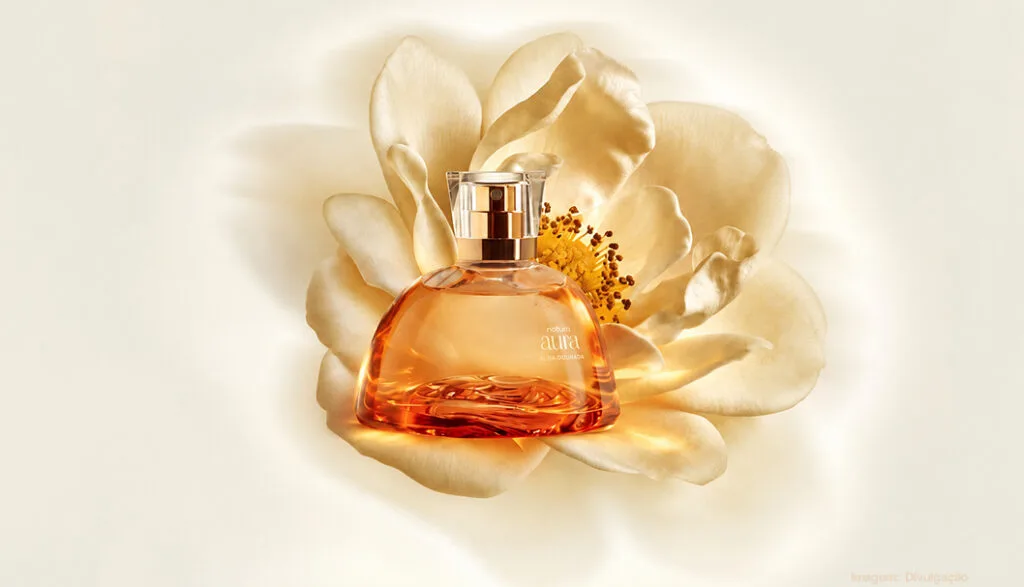 Natura 1024x587 1 - Natura lança Aura Alba Dourada: perfume une rosa rara da Bulgária e flor do mel em uma fragrância que celebra novos começos