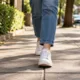 andando rua - Aquele costume de nunca pisar nas linhas do piso esconde um mecanismo psíquico antigo; veja o que a psicanálise revela
