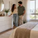 comoda branca - Casal troca móveis escuros por cômoda branca para quarto e descobrem como a peça amplia a sensação de espaço no ambiente