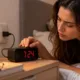 hora relogio digital - Relógio digital atrasa sozinho na tomada e moradora percebe o motivo ao tentar arrumar a hora pela segunda vez na semana