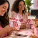 lembrancinha outubro rosa 1 - Lembrancinha de outubro rosa vira tendência em escritórios e grupos de amigas: entenda como escolher um presente que realmente tem significado