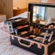 maleta make - Maleta de maquiagem substitui gaveta bagunçada no quarto e mostra como manter os cosméticos visíveis sem ocupar a penteadeira