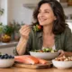 menopausa mulher alimentacao - Menopausa pede ajustes na alimentação: veja quais nutrientes ajudam a reduzir sintomas e proteger ossos e músculos