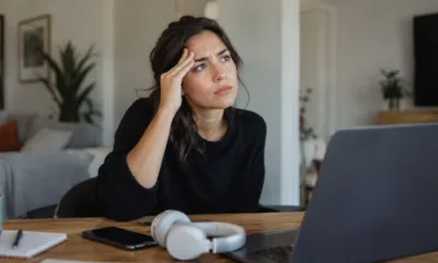 mulher pensando 1 - A música que você odeia grudou na sua cabeça o dia todo? Psicologia explica por que o cérebro repete o que você mais quer esquecer