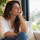 mulher pensando - Depois dos 40, o amor muda de forma: entenda o que as mulheres passam a exigir de um relacionamento