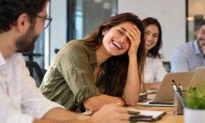 mulher risada trabalho - Rir de si mesma o tempo todo tem um preço: veja os 3 hábitos no escritório que fazem colegas pararem de te levar a sério