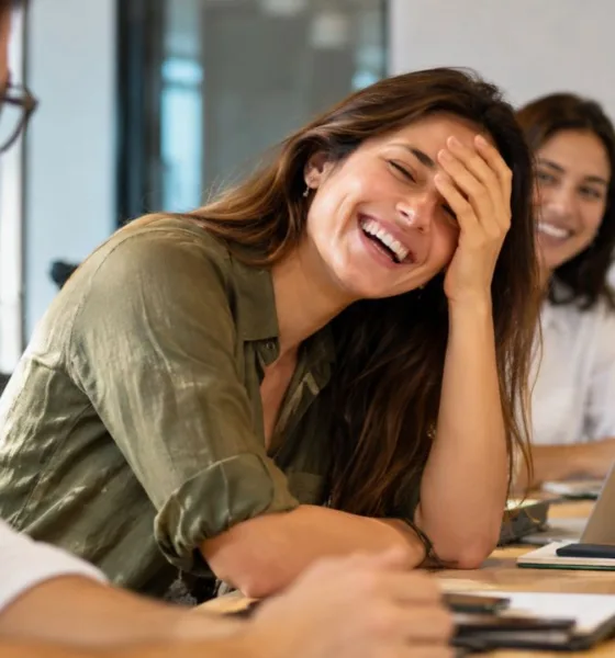 mulher risada trabalho - Rir de si mesma o tempo todo tem um preço: veja os 3 hábitos no escritório que fazem colegas pararem de te levar a sério