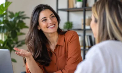 mulheres conversa - Por que responder "de nada" pode estar diminuindo seu valor?