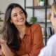 mulheres conversa - Por que responder "de nada" pode estar diminuindo seu valor?