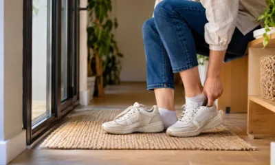 tirando sapato - Tirar os sapatos ao entrar em casa vira hábito entre famílias brasileiras: entenda o que muda na limpeza e na saúde do lar