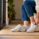 tirando sapato - Tirar os sapatos ao entrar em casa vira hábito entre famílias brasileiras: entenda o que muda na limpeza e na saúde do lar